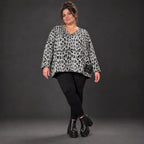 Kuscheliges Strickshirt in Grau/Schwarz aus flauschigem Feinstrick mit V-Ausschnitt