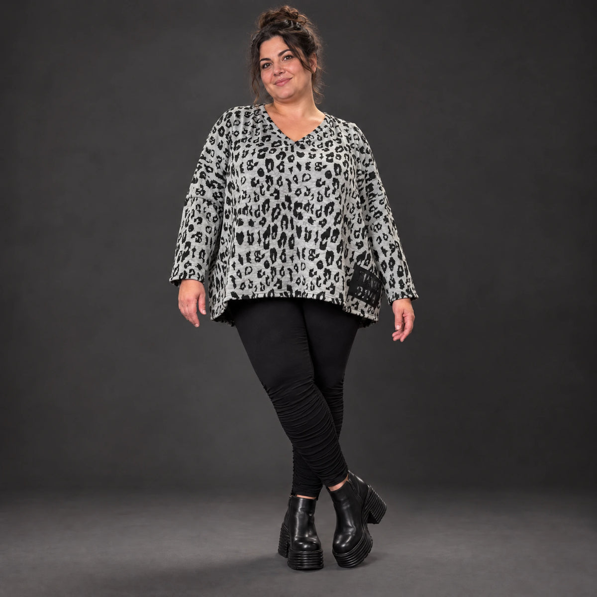 Kuscheliges Strickshirt in Grau/Schwarz aus flauschigem Feinstrick mit V-Ausschnitt