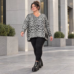 Kuscheliges Strickshirt in Grau/Schwarz aus flauschigem Feinstrick mit V-Ausschnitt