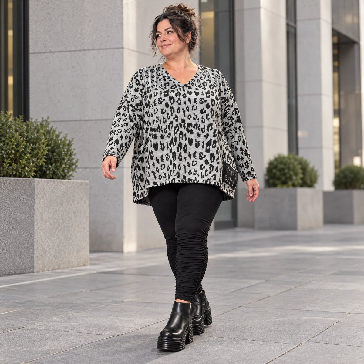 Kuscheliges Strickshirt in Grau/Schwarz aus flauschigem Feinstrick mit V-Ausschnitt