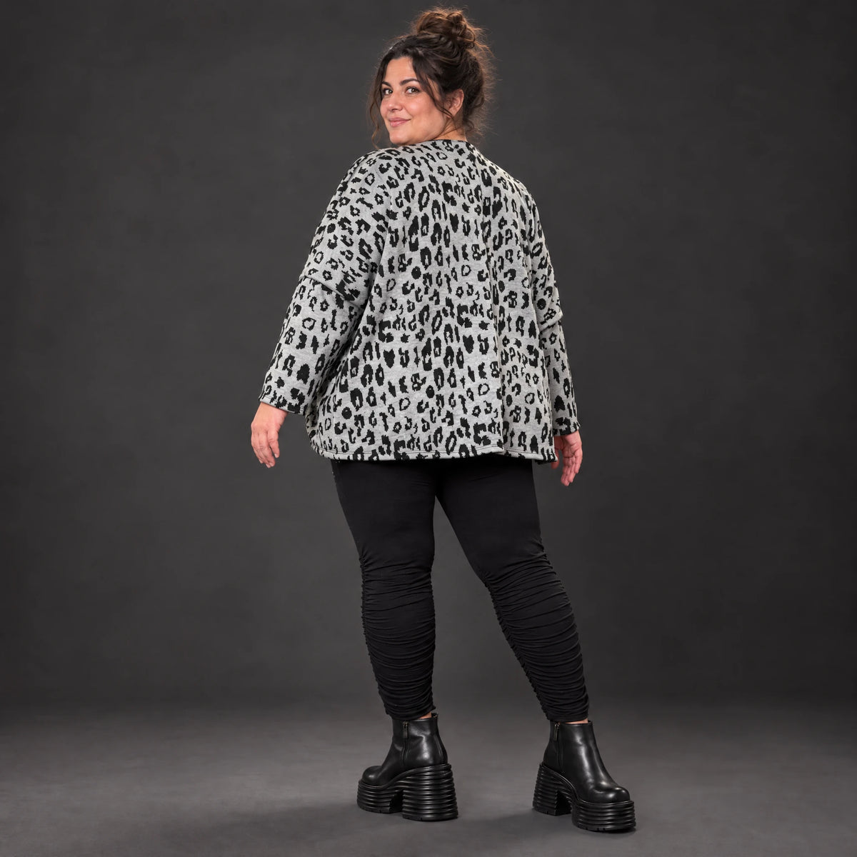 Kuscheliges Strickshirt in Grau/Schwarz aus flauschigem Feinstrick mit V-Ausschnitt