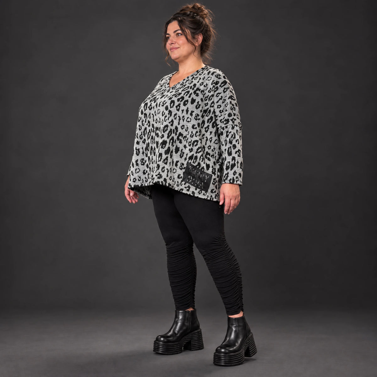 Kuscheliges Strickshirt in Grau/Schwarz aus flauschigem Feinstrick mit V-Ausschnitt