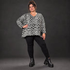 Kuscheliges Strickshirt in Grau/Schwarz aus flauschigem Feinstrick mit V-Ausschnitt