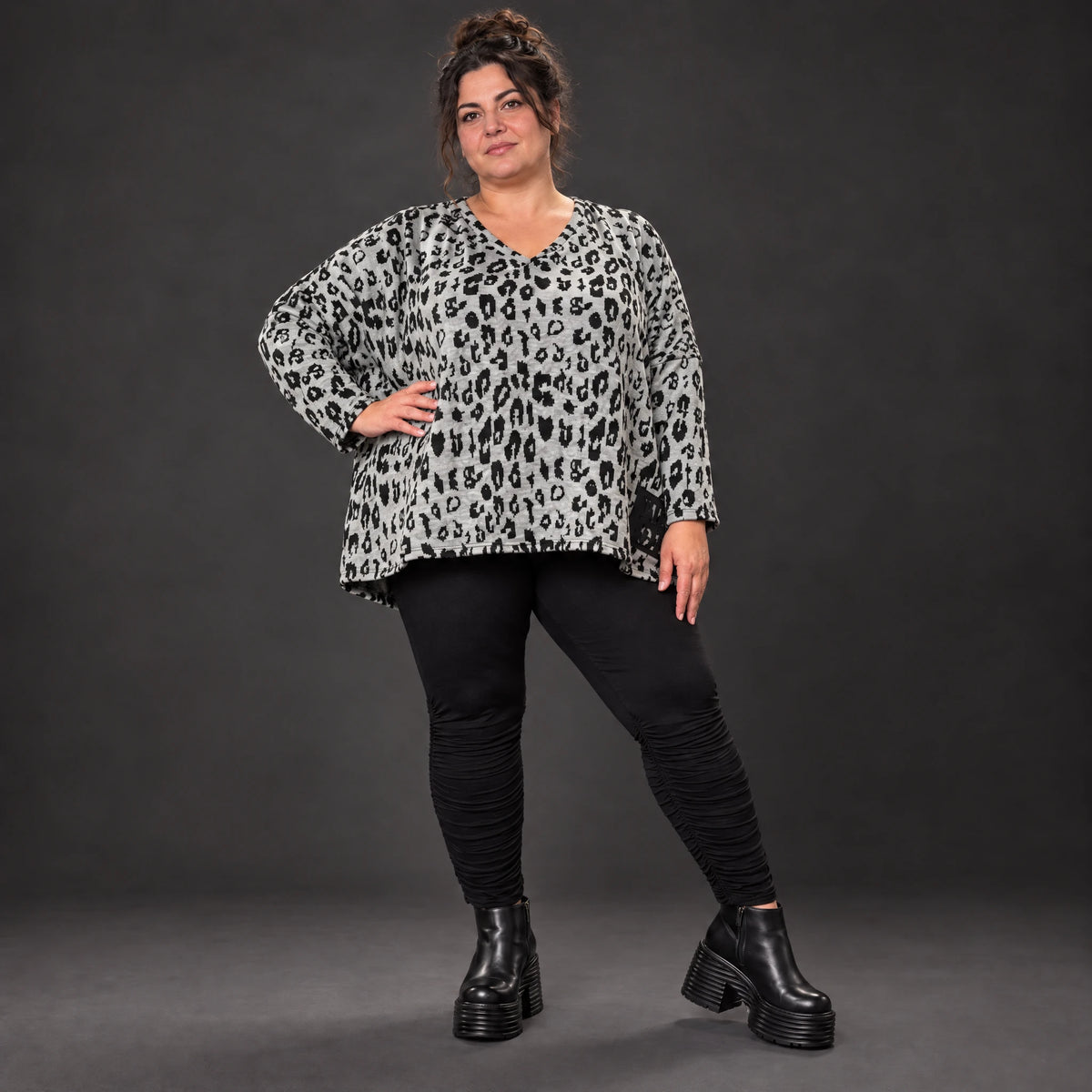 Kuscheliges Strickshirt in Grau/Schwarz aus flauschigem Feinstrick mit V-Ausschnitt