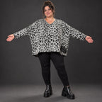 Kuscheliges Strickshirt in Grau/Schwarz aus flauschigem Feinstrick mit V-Ausschnitt