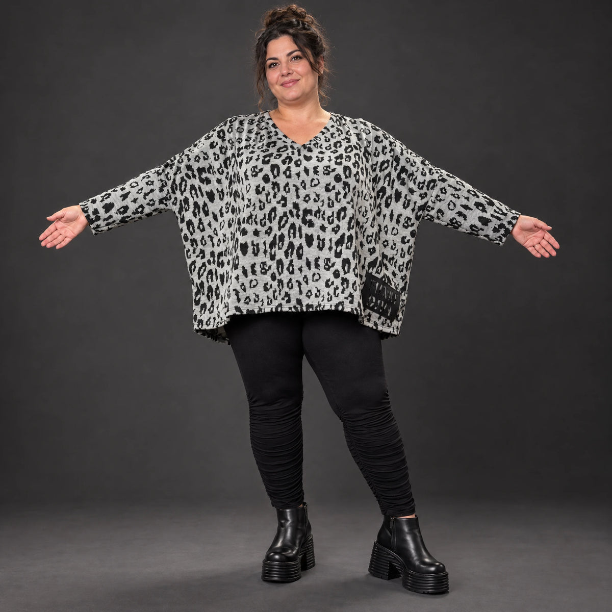 Kuscheliges Strickshirt in Grau/Schwarz aus flauschigem Feinstrick mit V-Ausschnitt