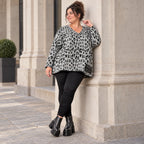 Kuscheliges Strickshirt in Grau/Schwarz aus flauschigem Feinstrick mit V-Ausschnitt