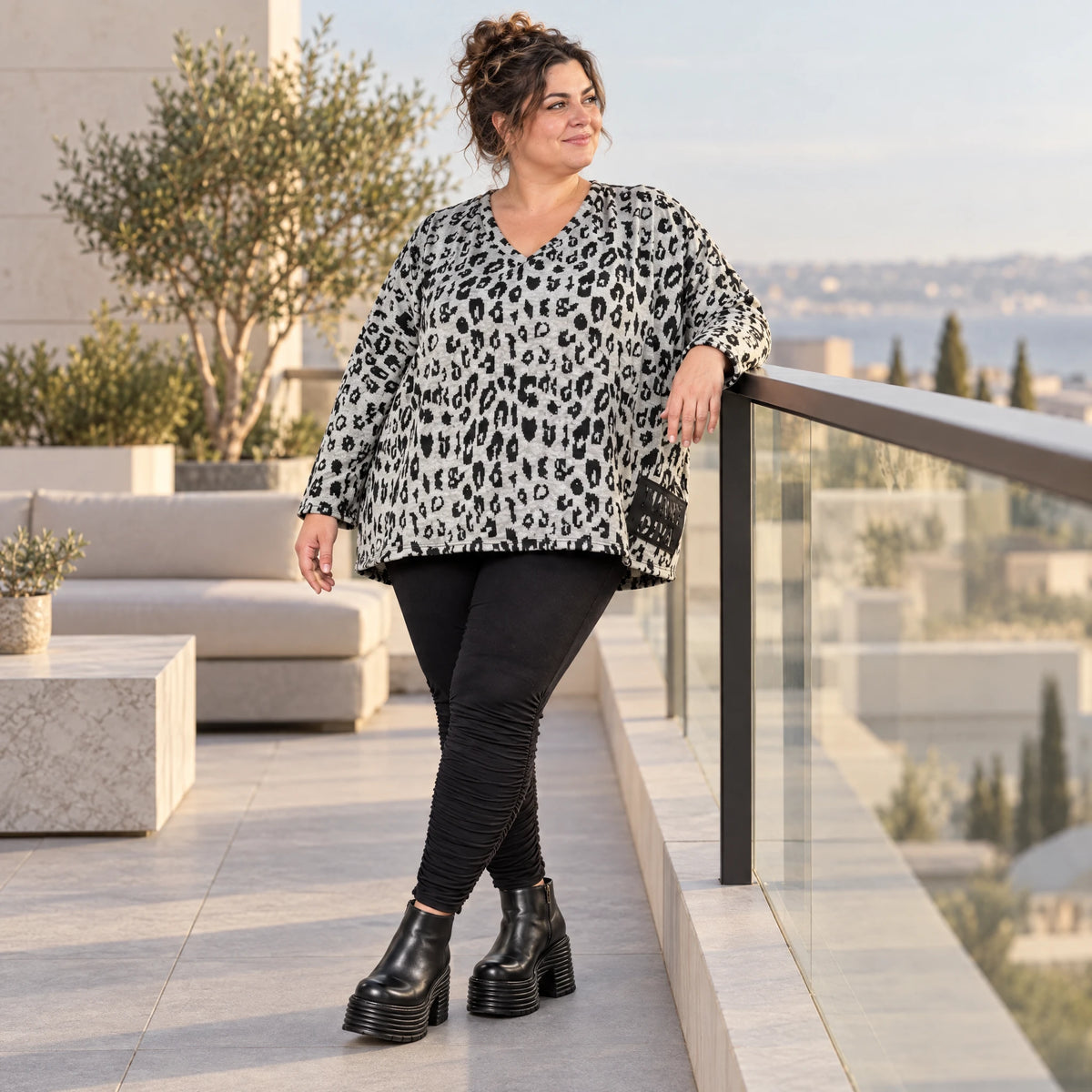 Kuscheliges Strickshirt in Grau/Schwarz aus flauschigem Feinstrick mit V-Ausschnitt