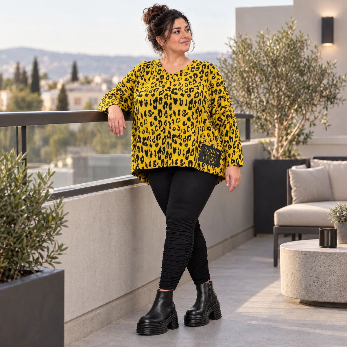 Flauschiger Feinstrickpullover in Gelb/Schwarz mit V-Ausschnitt und kastiger Passform