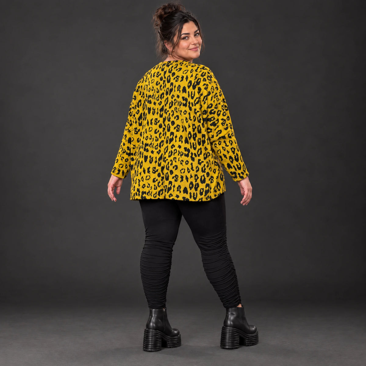 Flauschiger Feinstrickpullover in Gelb/Schwarz mit V-Ausschnitt und kastiger Passform