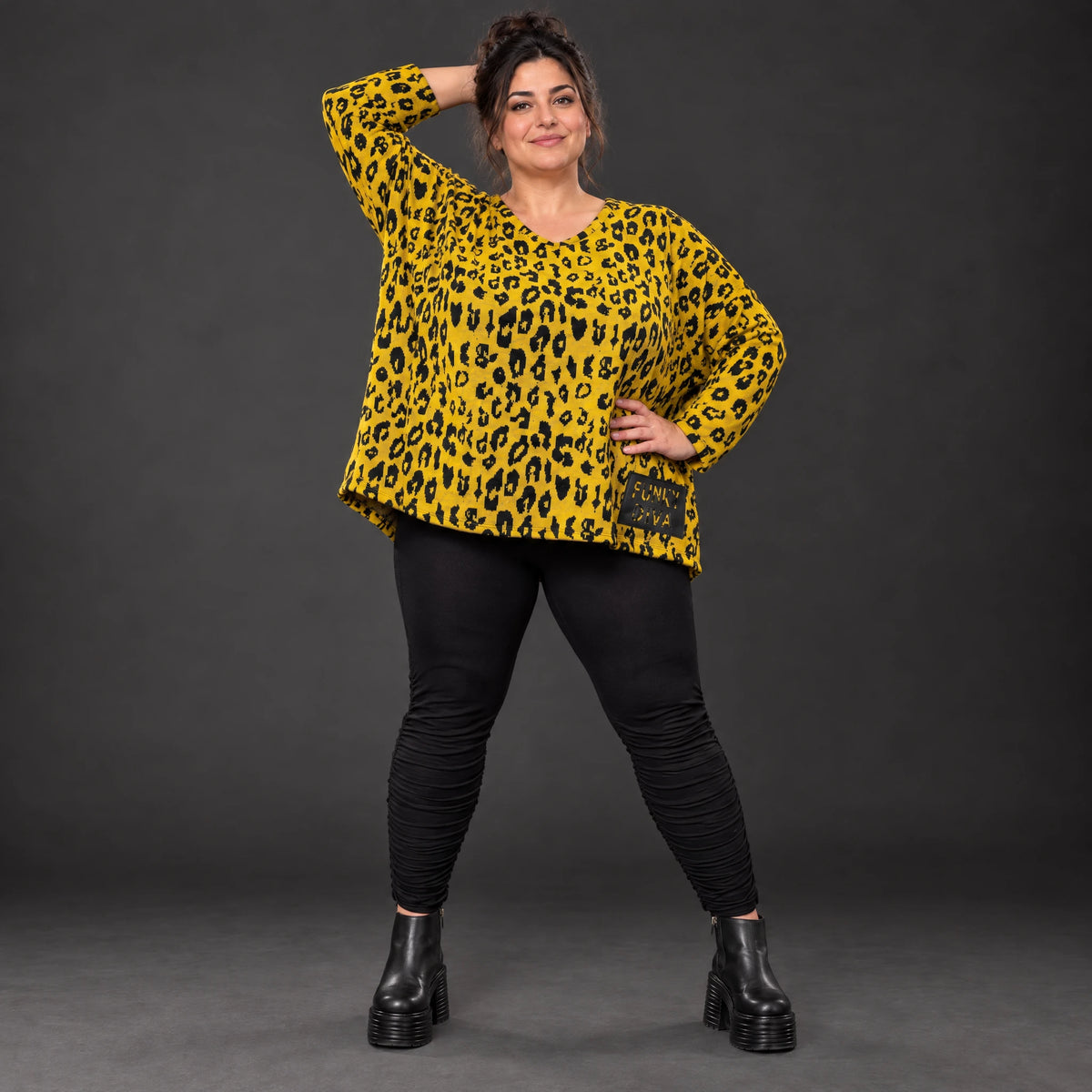 Flauschiger Feinstrickpullover in Gelb/Schwarz mit V-Ausschnitt und kastiger Passform