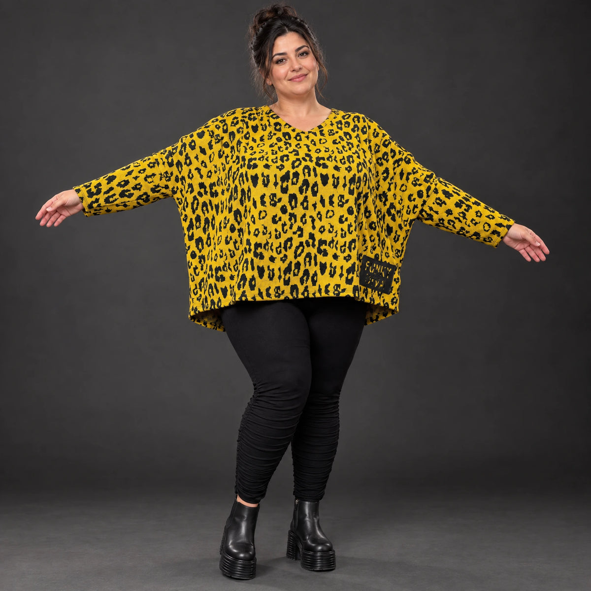Flauschiger Feinstrickpullover in Gelb/Schwarz mit V-Ausschnitt und kastiger Passform