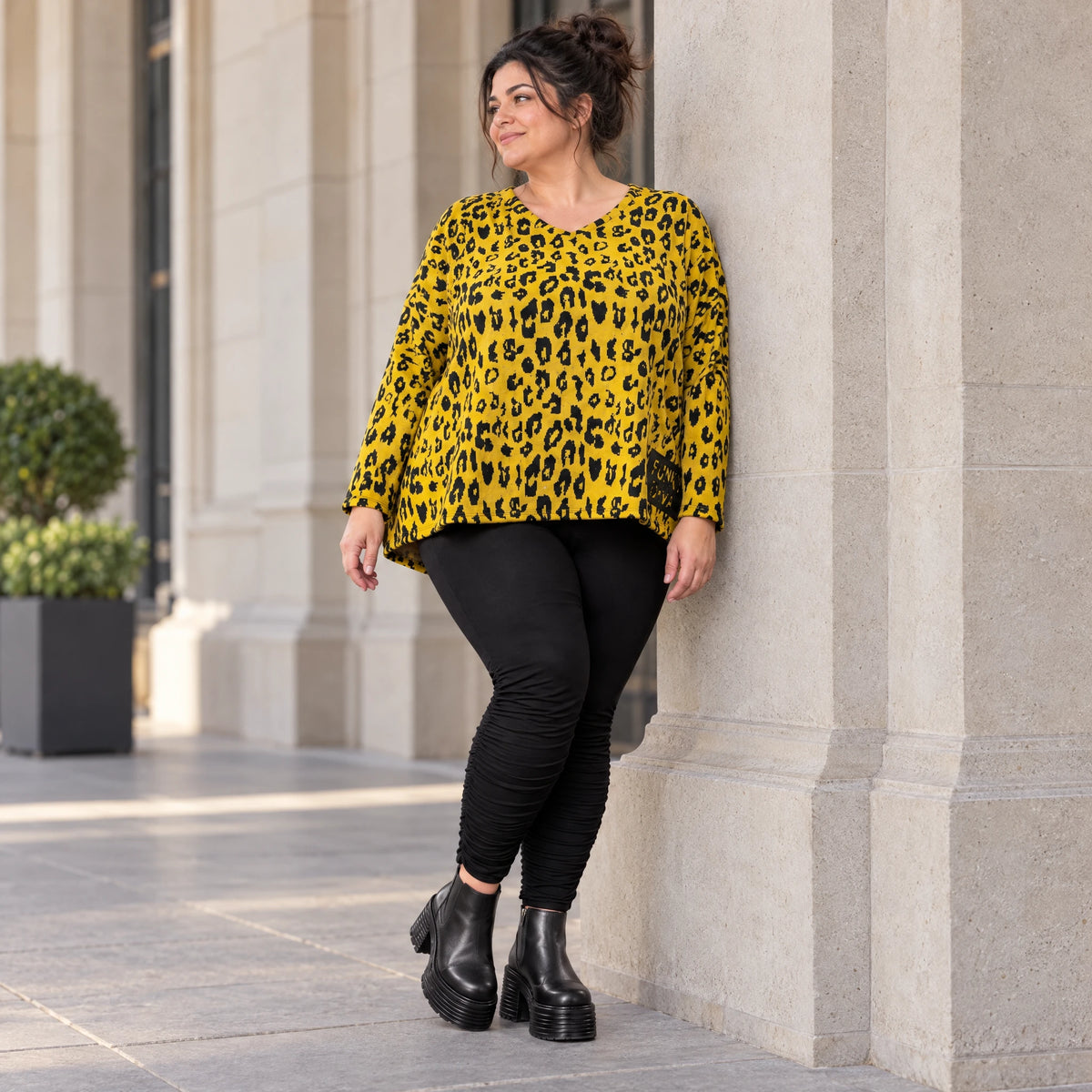Flauschiger Feinstrickpullover in Gelb/Schwarz mit V-Ausschnitt und kastiger Passform