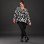 Italienisches Strickoberteil in Schwarz/Weiß mit flauschigem Garn und kastigem Schnitt