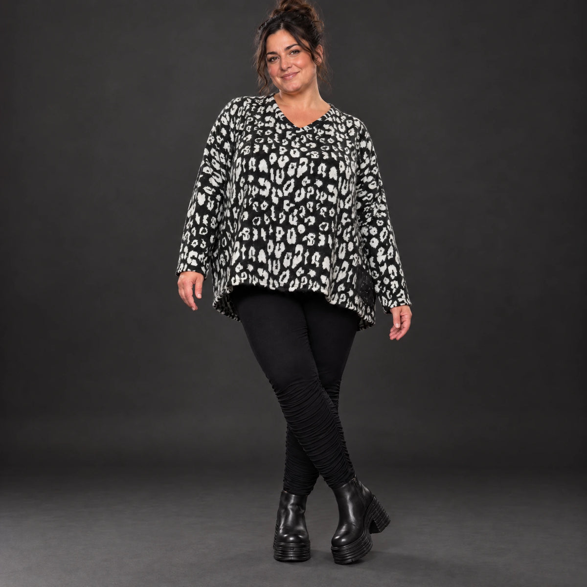 Italienisches Strickoberteil in Schwarz/Weiß mit flauschigem Garn und kastigem Schnitt
