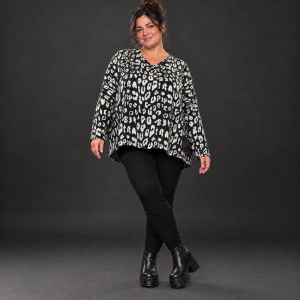 Italienisches Strickoberteil in Schwarz/Weiß mit flauschigem Garn und kastigem Schnitt