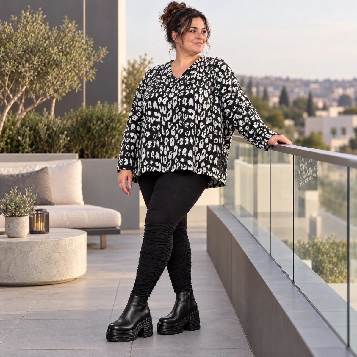 Italienisches Strickoberteil in Schwarz/Weiß mit flauschigem Garn und kastigem Schnitt