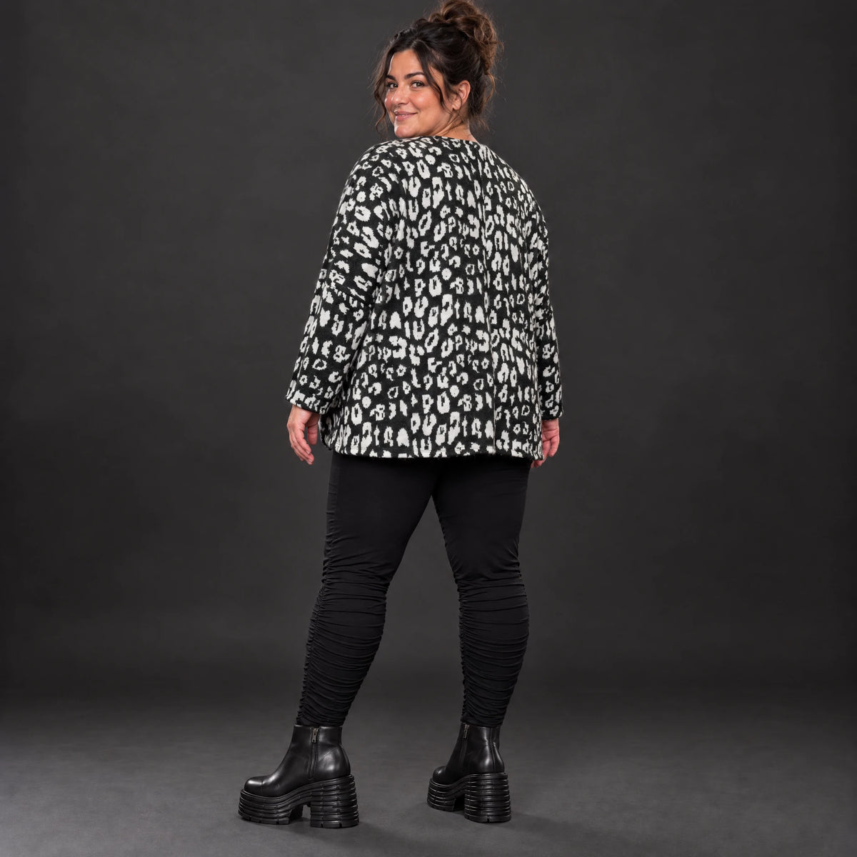 Italienisches Strickoberteil in Schwarz/Weiß mit flauschigem Garn und kastigem Schnitt
