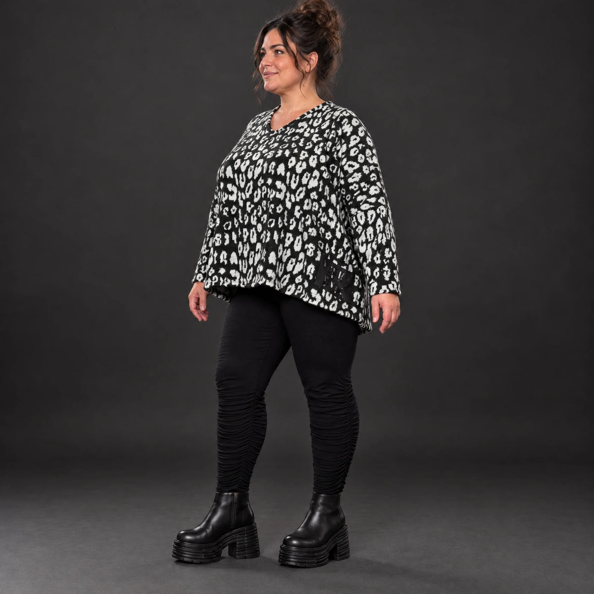 Italienisches Strickoberteil in Schwarz/Weiß mit flauschigem Garn und kastigem Schnitt