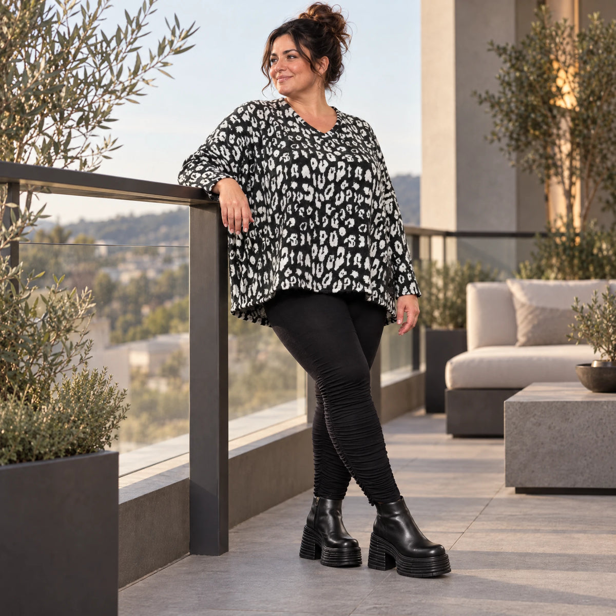 Italienisches Strickoberteil in Schwarz/Weiß mit flauschigem Garn und kastigem Schnitt