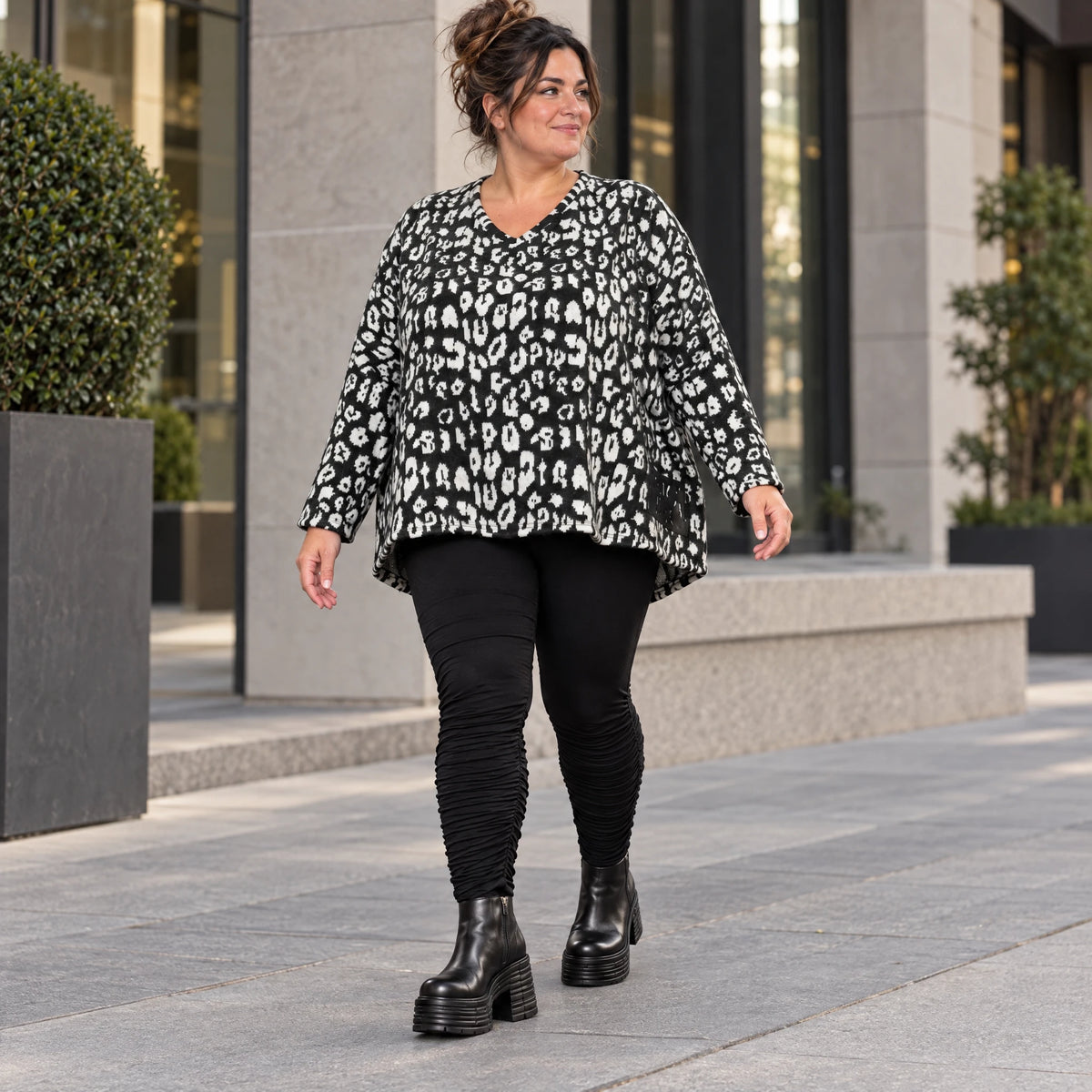 Italienisches Strickoberteil in Schwarz/Weiß mit flauschigem Garn und kastigem Schnitt