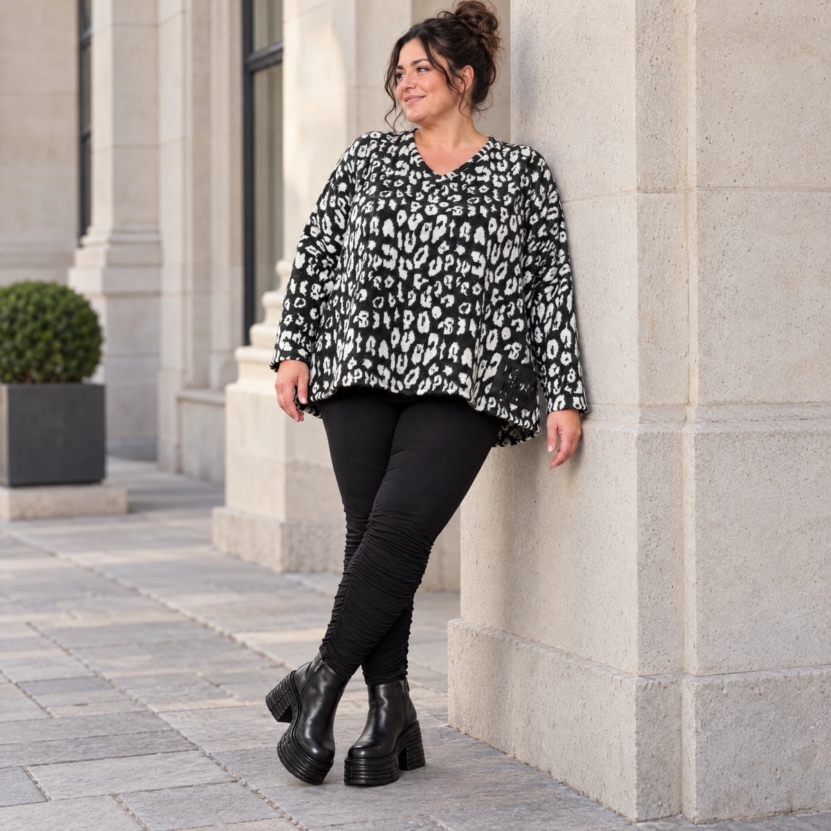 Italienisches Strickoberteil in Schwarz/Weiß mit flauschigem Garn und kastigem Schnitt