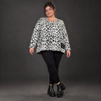Flauschiger Feinstrickpullover in Weiß/Schwarz mit rundem V-Ausschnitt und kastiger Form