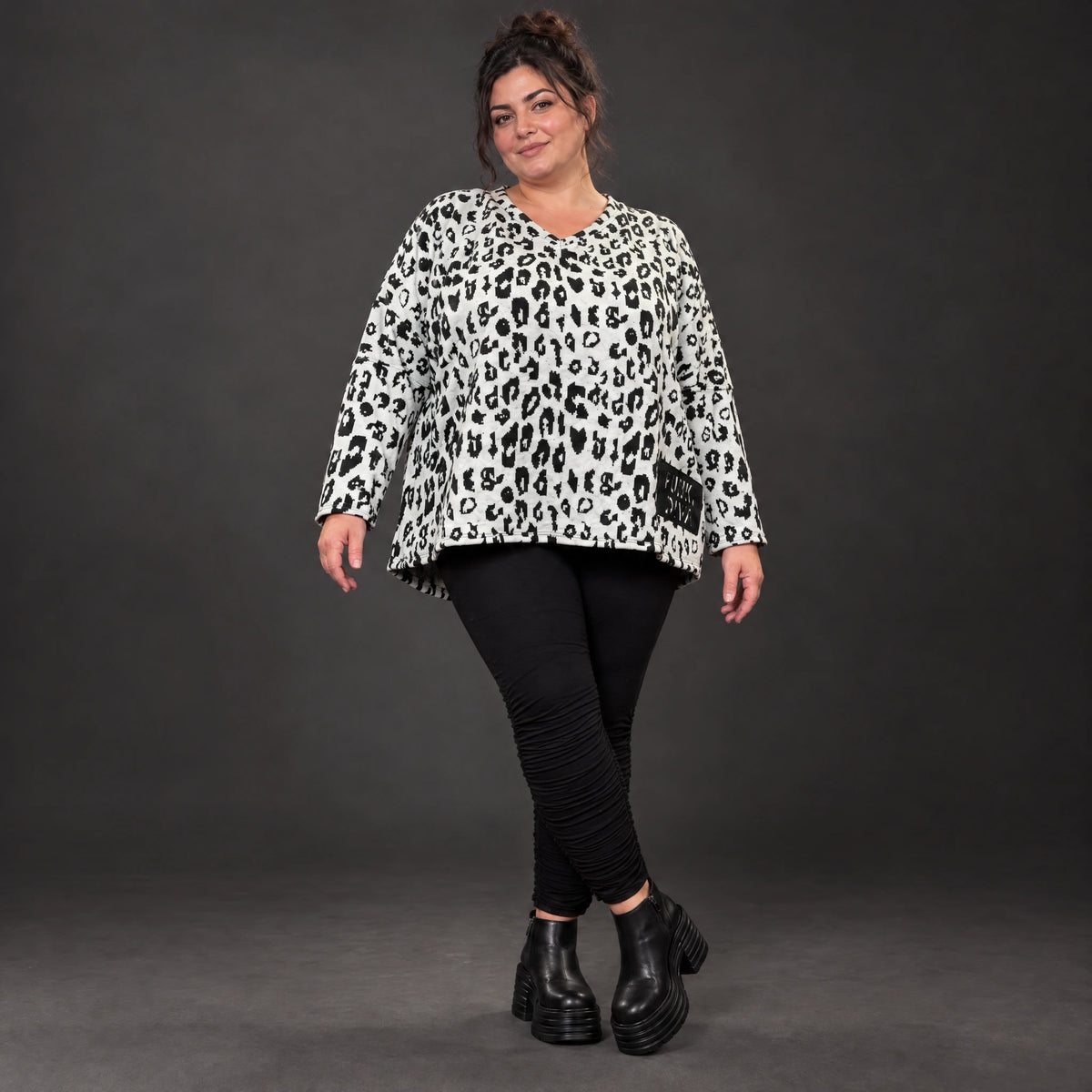Flauschiger Feinstrickpullover in Weiß/Schwarz mit rundem V-Ausschnitt und kastiger Form