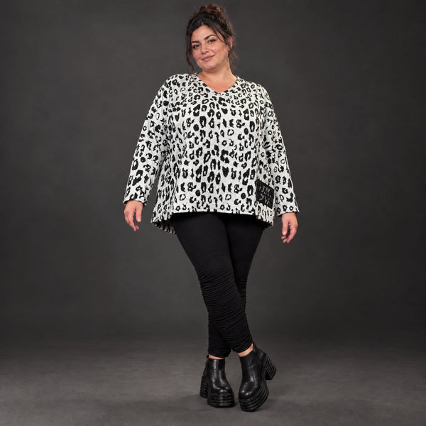 Flauschiger Feinstrickpullover in Weiß/Schwarz mit rundem V-Ausschnitt und kastiger Form