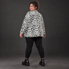 Flauschiger Feinstrickpullover in Weiß/Schwarz mit rundem V-Ausschnitt und kastiger Form