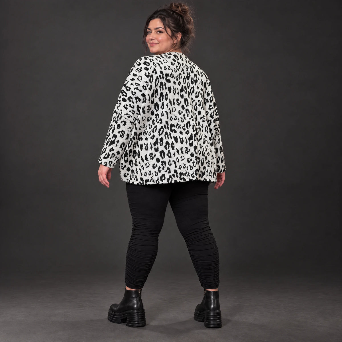 Flauschiger Feinstrickpullover in Weiß/Schwarz mit rundem V-Ausschnitt und kastiger Form