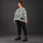 Flauschiger Feinstrickpullover in Weiß/Schwarz mit rundem V-Ausschnitt und kastiger Form
