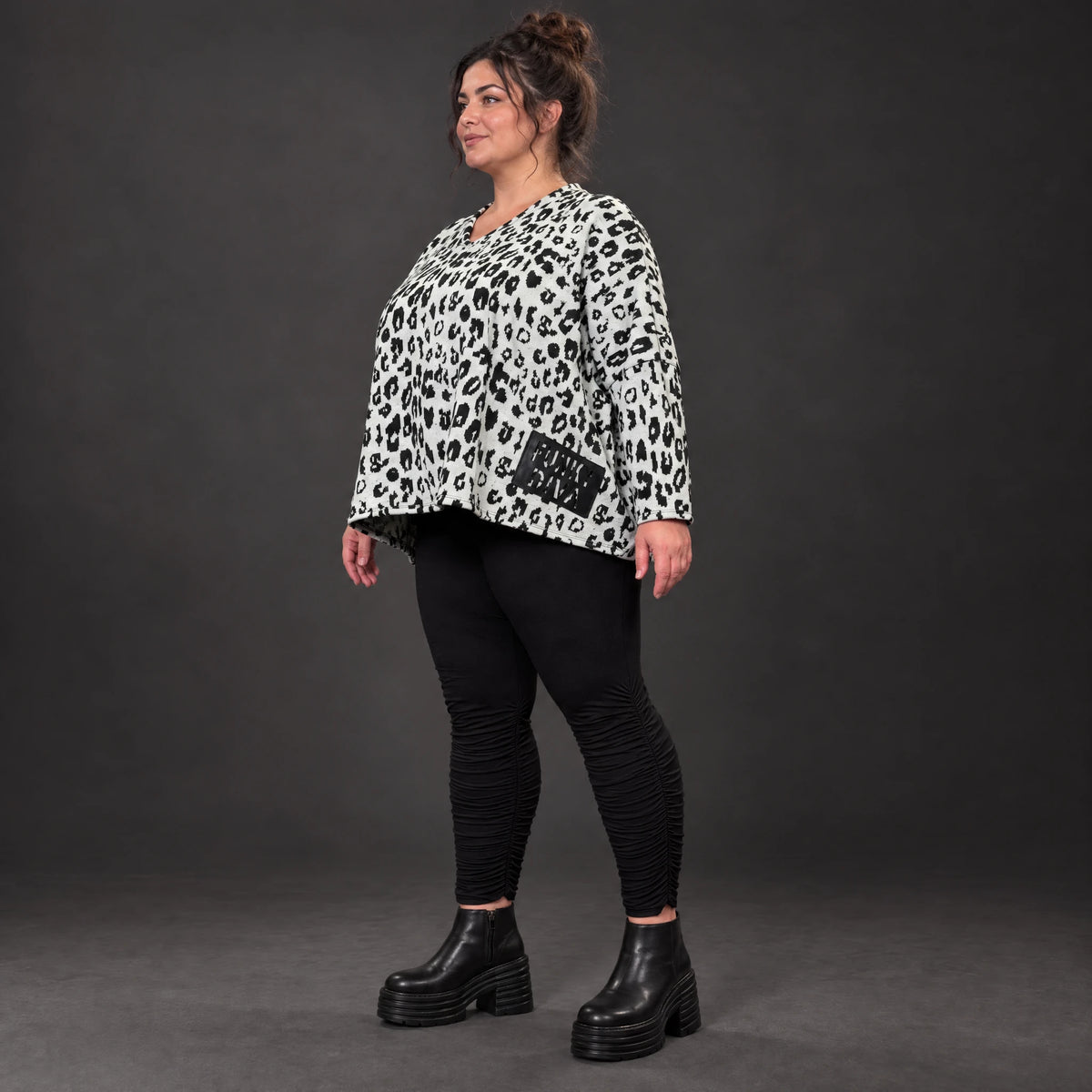 Flauschiger Feinstrickpullover in Weiß/Schwarz mit rundem V-Ausschnitt und kastiger Form