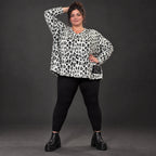 Flauschiger Feinstrickpullover in Weiß/Schwarz mit rundem V-Ausschnitt und kastiger Form
