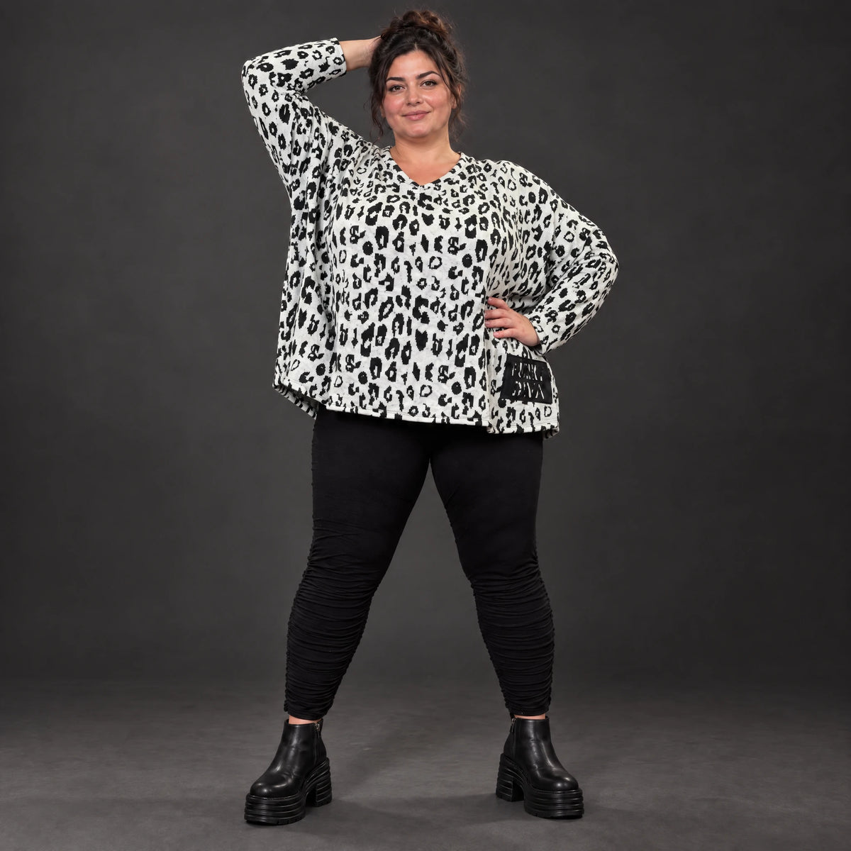 Flauschiger Feinstrickpullover in Weiß/Schwarz mit rundem V-Ausschnitt und kastiger Form