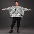 Flauschiger Feinstrickpullover in Weiß/Schwarz mit rundem V-Ausschnitt und kastiger Form