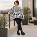 Flauschiger Feinstrickpullover in Weiß/Schwarz mit rundem V-Ausschnitt und kastiger Form