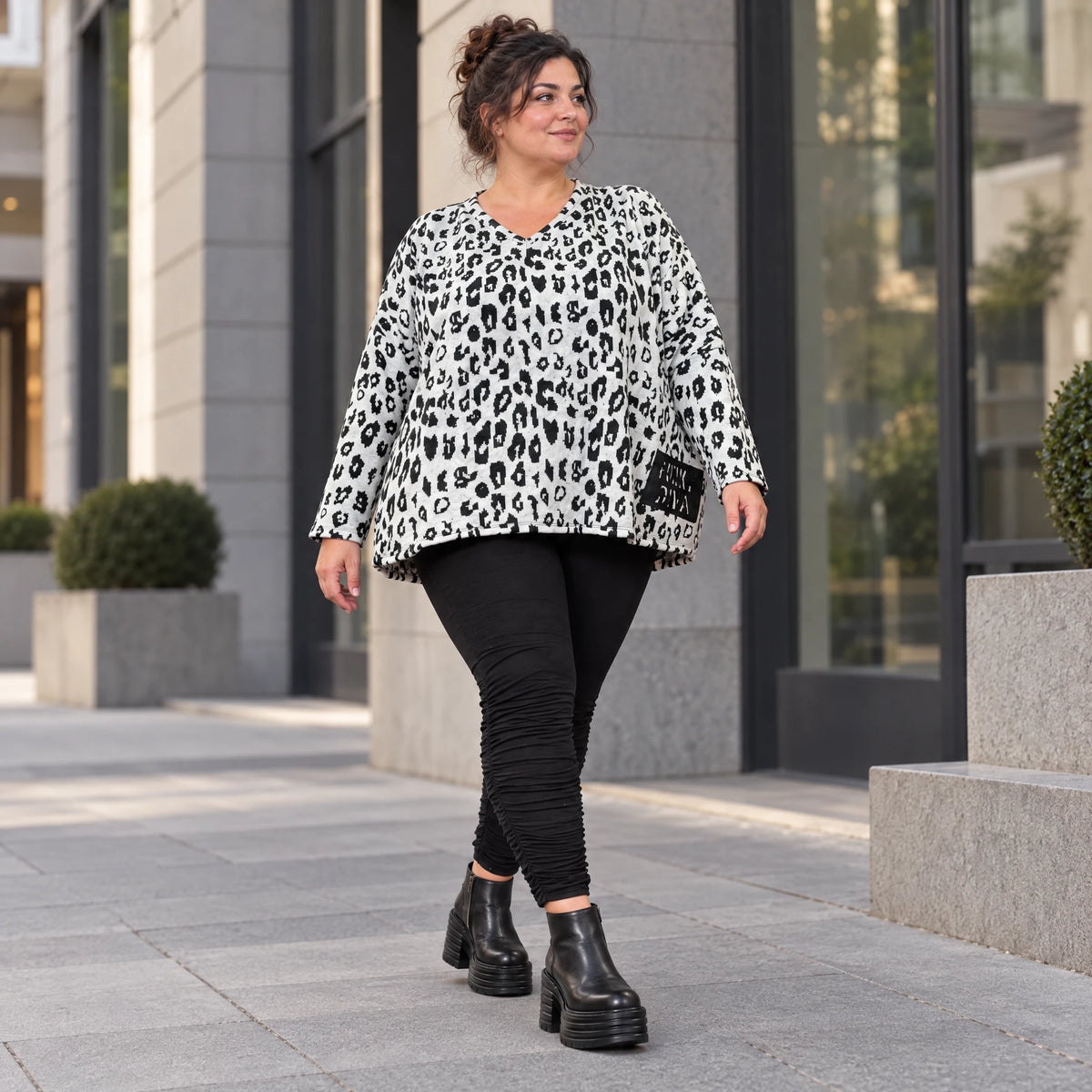 Flauschiger Feinstrickpullover in Weiß/Schwarz mit rundem V-Ausschnitt und kastiger Form