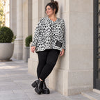 Flauschiger Feinstrickpullover in Weiß/Schwarz mit rundem V-Ausschnitt und kastiger Form