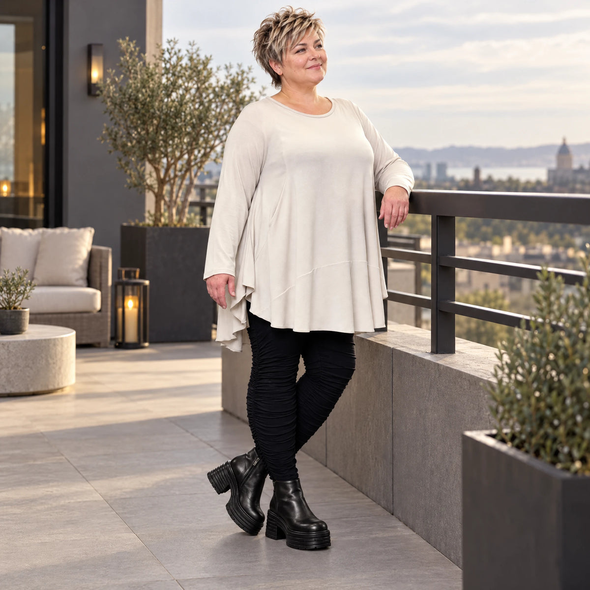 Langarmshirt in Beige aus weichem Modalstretch mit runder Form und Seitennahttaschen