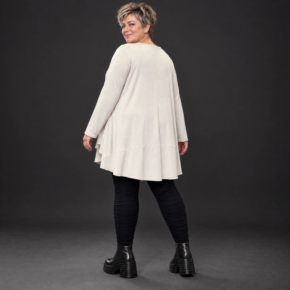 Langarmshirt in Beige aus weichem Modalstretch mit runder Form und Seitennahttaschen