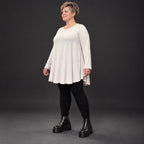 Langarmshirt in Beige aus weichem Modalstretch mit runder Form und Seitennahttaschen
