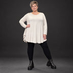 Langarmshirt in Beige aus weichem Modalstretch mit runder Form und Seitennahttaschen