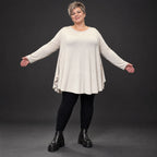 Langarmshirt in Beige aus weichem Modalstretch mit runder Form und Seitennahttaschen