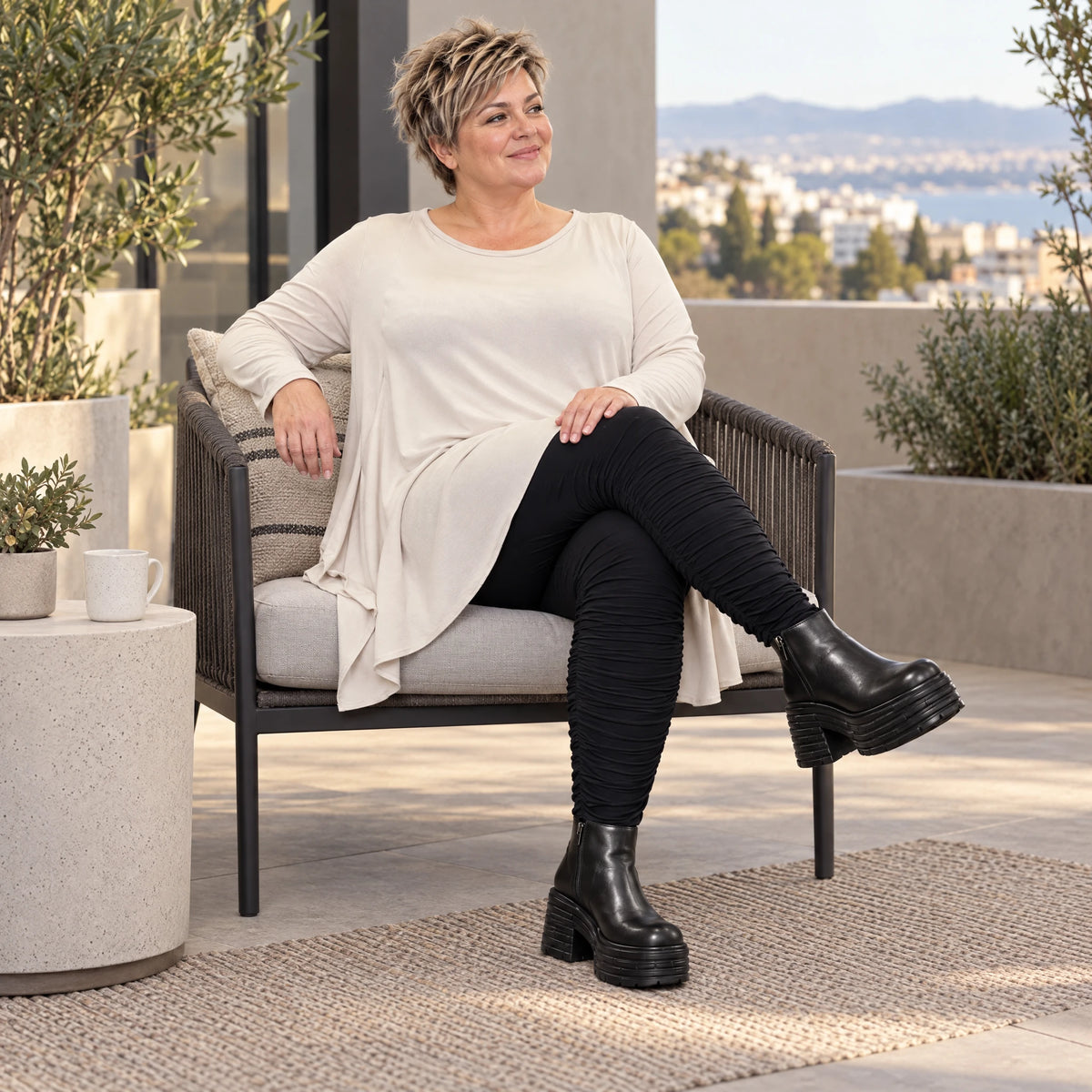 Langarmshirt in Beige aus weichem Modalstretch mit runder Form und Seitennahttaschen
