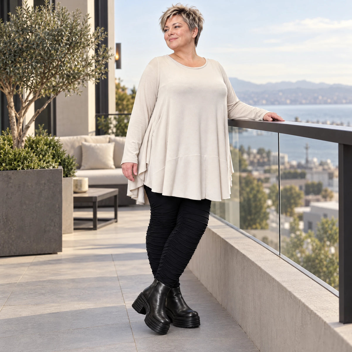 Langarmshirt in Beige aus weichem Modalstretch mit runder Form und Seitennahttaschen