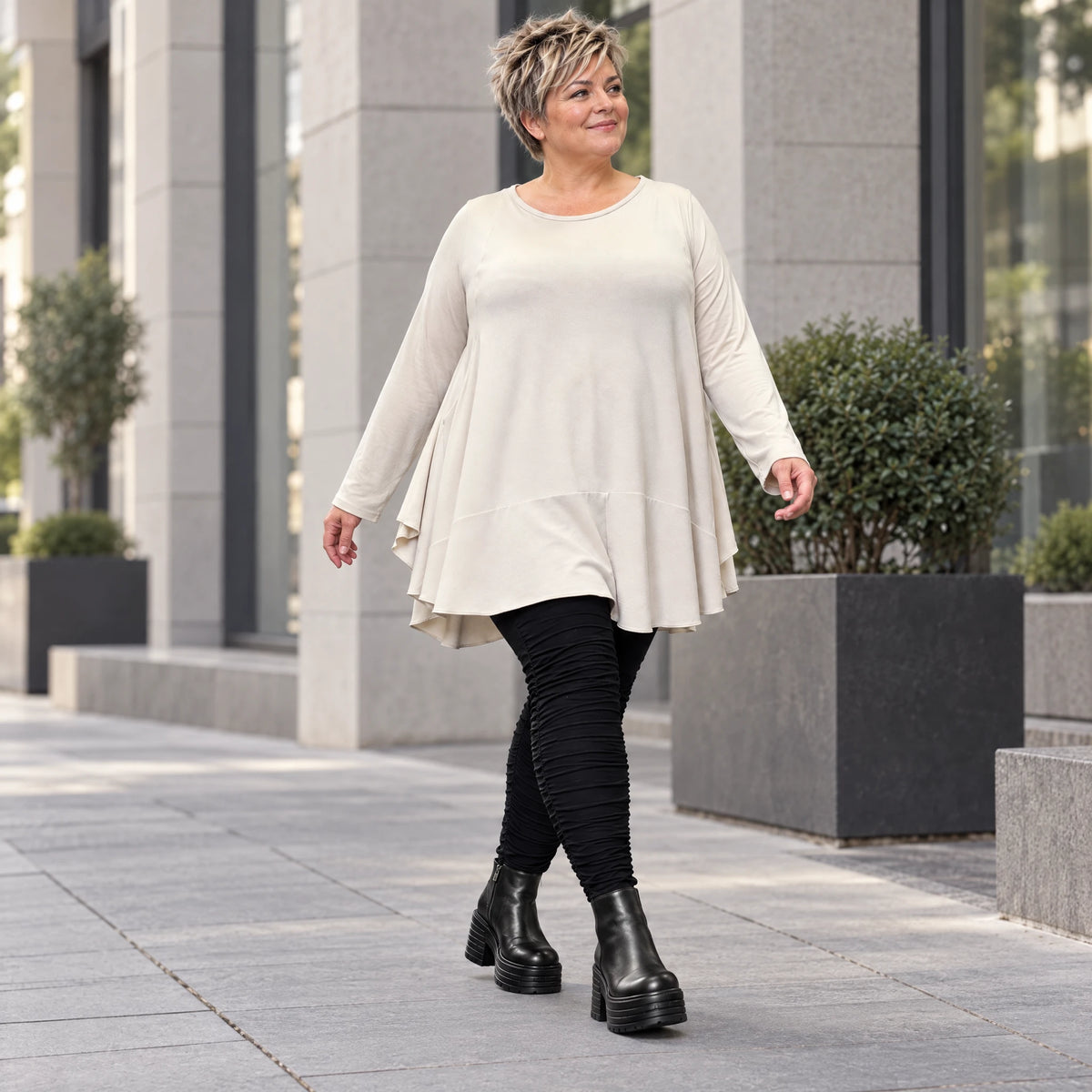 Langarmshirt in Beige aus weichem Modalstretch mit runder Form und Seitennahttaschen