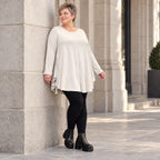 Langarmshirt in Beige aus weichem Modalstretch mit runder Form und Seitennahttaschen