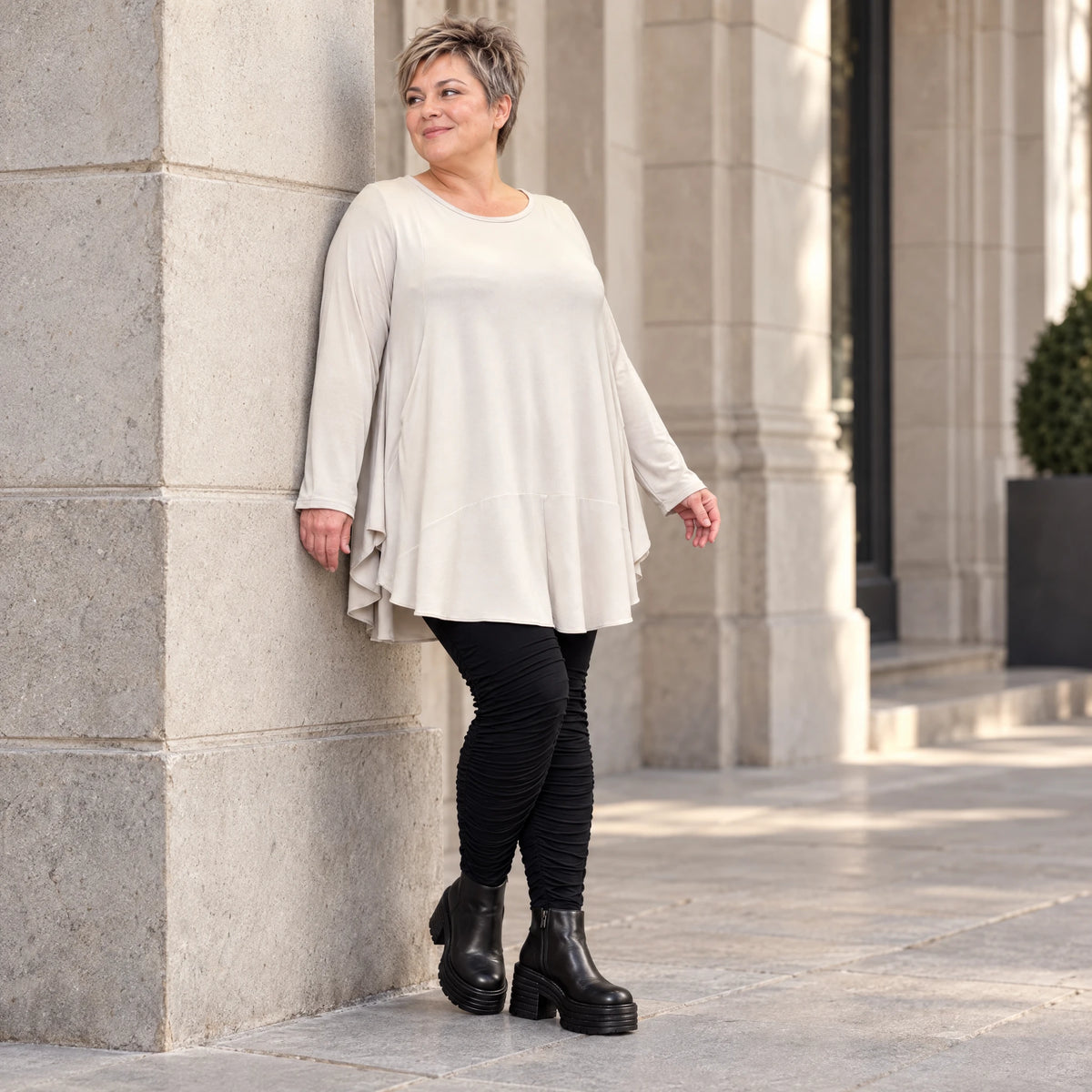 Langarmshirt in Beige aus weichem Modalstretch mit runder Form und Seitennahttaschen