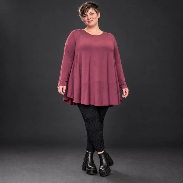 Bequemes Langarmshirt in sattem Bordeaux aus weichem Modal Stretch mit gerundeter Form